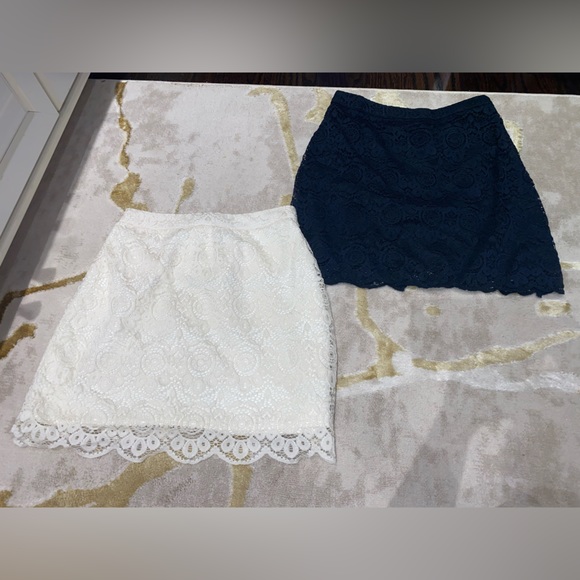 HOLLISTER: Size 0 / Waist 25 Lace Mini Skirt (Off-White/Navy) - Picture 2 of 3